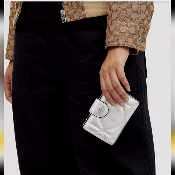 Medium Corner Zip Wallet In Silver Metallic With Puffy Diamond Quilting - Picture 5 of 12